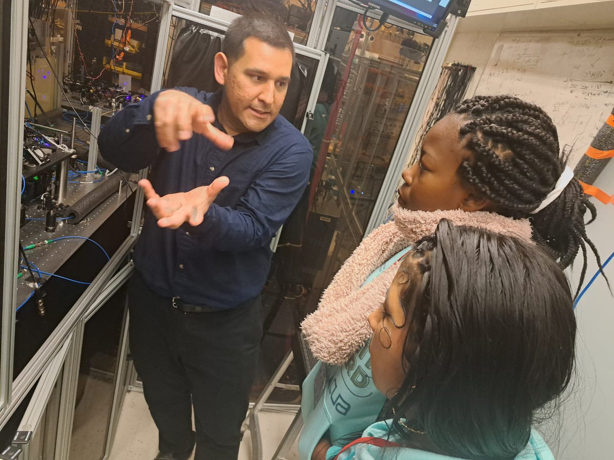 MincienciasCo's tweet photo. Los recorridos por los laboratorios del @MIT finalizan en el 'Laboratorio de Reloj de Iterbio'.

Este laboratorio está dirigido por el físico colombiano Dr. Edwin Pedrozo Peñafiel, quien es investigador científico en el MIT-Harvard Center for Ultracold Atoms. #MisiónMITHarvard. https://t.co/Shq6fgcMQq