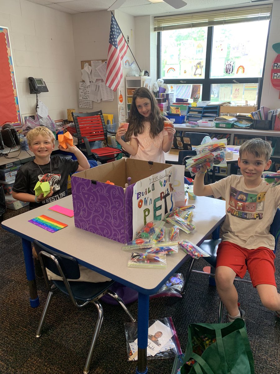 mrslangersclass's tweet photo. More Mini-Society fun! We have desk pets, stress balls, tic-tac-toe, Origami, pom pom launchers, slime, and even a handmade pop-a-shot! #thisischagrin #supersecondgraders #minisociety https://t.co/zqGEyiLIAL