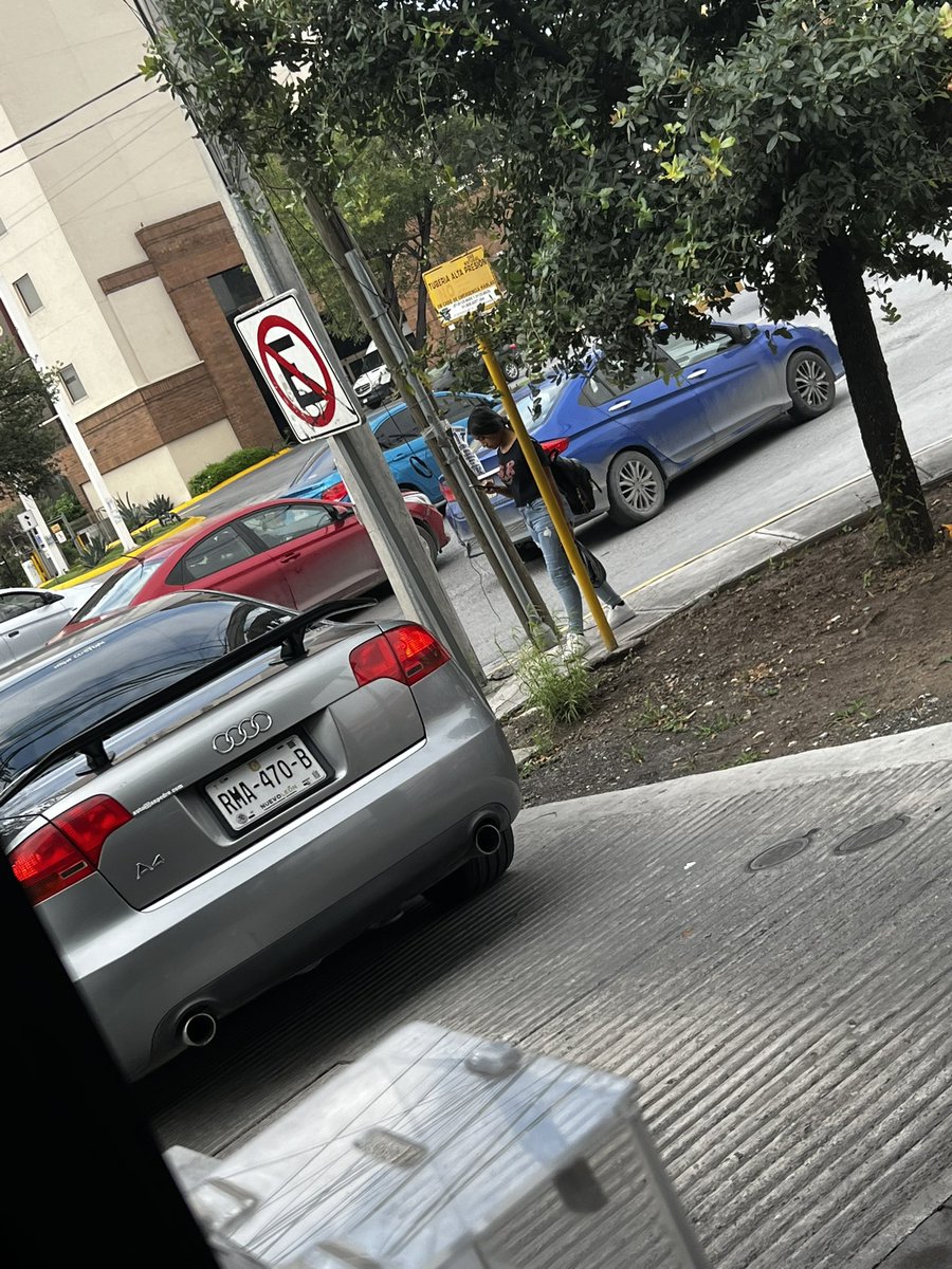pndict_cvmbrwax's tweet photo. #Monterrey @samuel_garcias 
#Seguridad 
Esto sucedió este lunes 22 de Mayo, a las 8:54am se presento por drive al Starbucks donde trabajo en Lindavista. 

- Por drive thru llego la pareja, la chica pide una bebida y le pido si me repite la orden, para esto el chico se molesta https://t.co/Mu0qx9u0LY