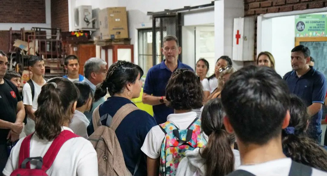 DiogenesGCtes's tweet photo. 🏫🙋🏻‍♂️ Con alumnos del Colegio del Barrio Piragine Niveyro charlamos sobre las leyes de #VotoJoven y #ParidadDeGénero , por primera vez en la historia de Corrientes elegirán sus representantes. ¡Sigamos buscando participación para mejorar nuestra democracia! 🇦🇷 https://t.co/kDSRid6v8X