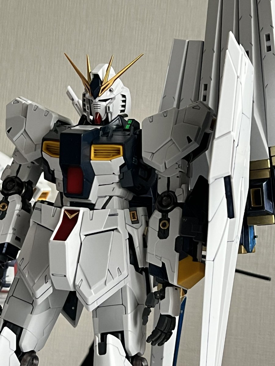 おはようございます☀

MG  νガンダム Ver.Kaですが、デカール貼る前に一度組んでみました。

微妙だけどファンネルを背負っても自立しとる😳

このサイズでも収まる撮影ボックスが欲しい・・・と思った💦

#ガンプラ #ガンプラの画像貼るとRTされると聞いて #νガンダム