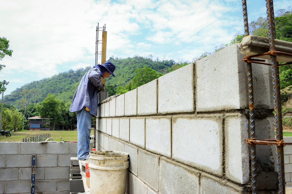 MuniDeSPS's tweet photo. Así avanza este lunes la construcción de la nueva escuela en la colonia La Pita, Cofradía, que se ejecuta con el donativo del sueldo del alcalde @OficialRobertoC, ayuda de empresas socialmente responsables y vecinos.

Cientos de niños y niñas serán beneficiados. https://t.co/XKrUgqsoBd