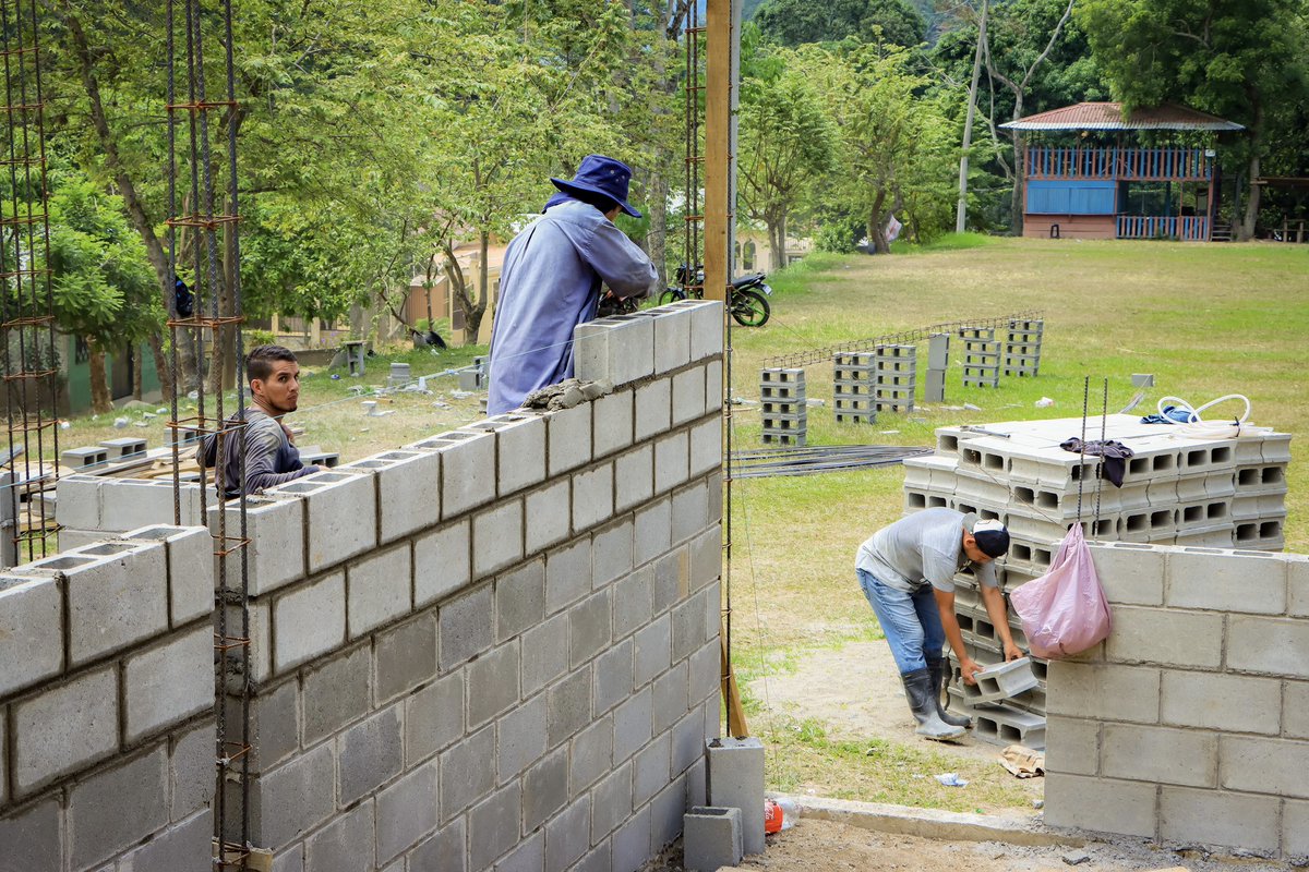 MuniDeSPS's tweet photo. Así avanza este lunes la construcción de la nueva escuela en la colonia La Pita, Cofradía, que se ejecuta con el donativo del sueldo del alcalde @OficialRobertoC, ayuda de empresas socialmente responsables y vecinos.

Cientos de niños y niñas serán beneficiados. https://t.co/XKrUgqsoBd