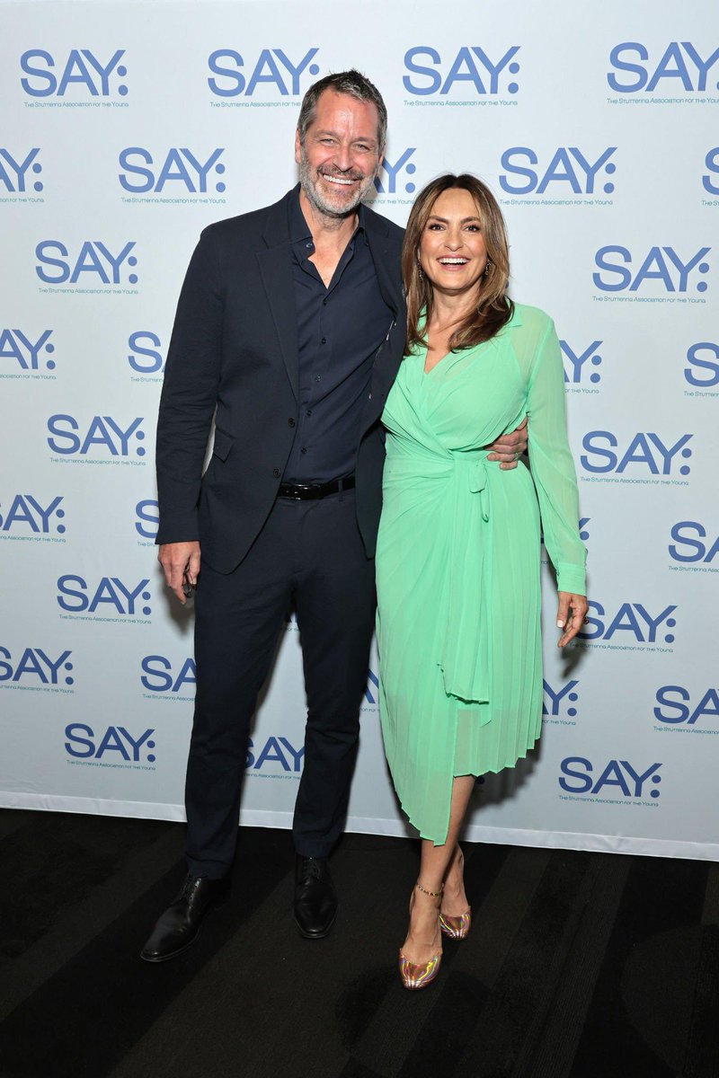 RebeccaHunsbe13's tweet photo. Family date night while Mom and dad get honored. #MariskaHargitay what a true beauty love the color of the dress. #PeterHerman looking pretty good sir. https://t.co/wBG48sN6yW