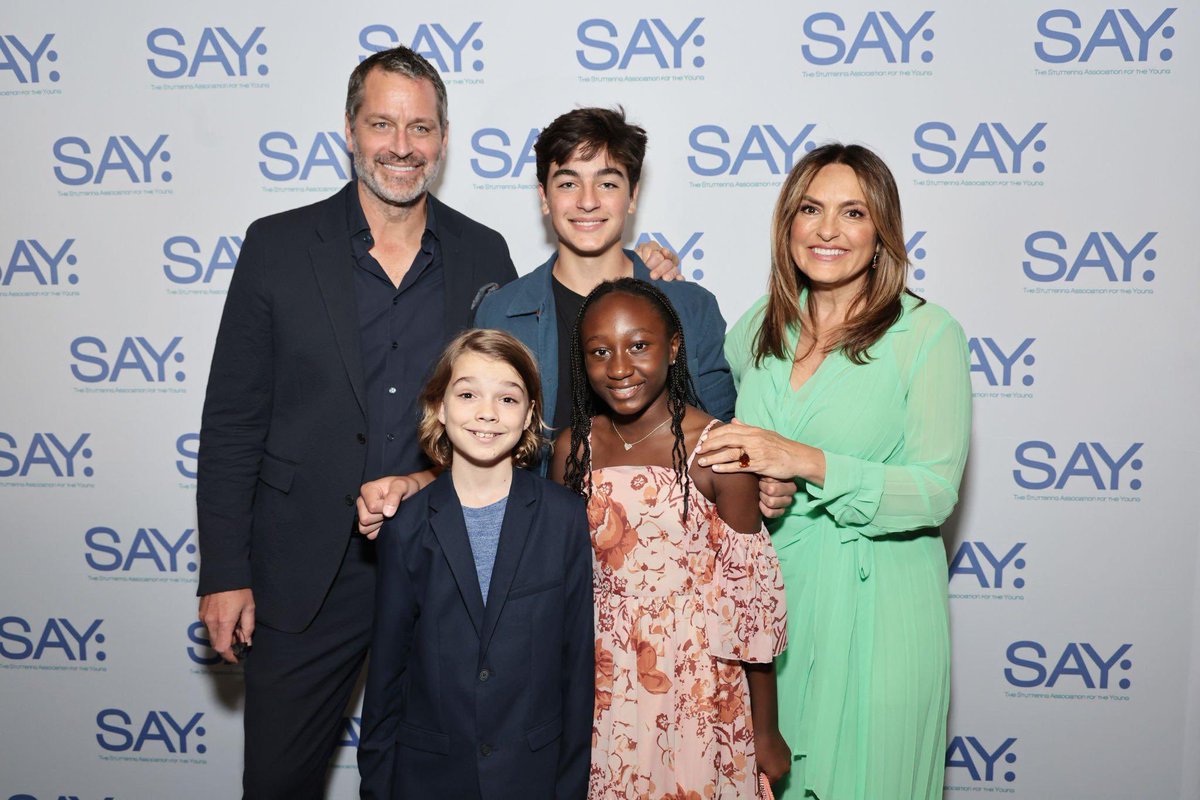 RebeccaHunsbe13's tweet photo. Family date night while Mom and dad get honored. #MariskaHargitay what a true beauty love the color of the dress. #PeterHerman looking pretty good sir. https://t.co/wBG48sN6yW