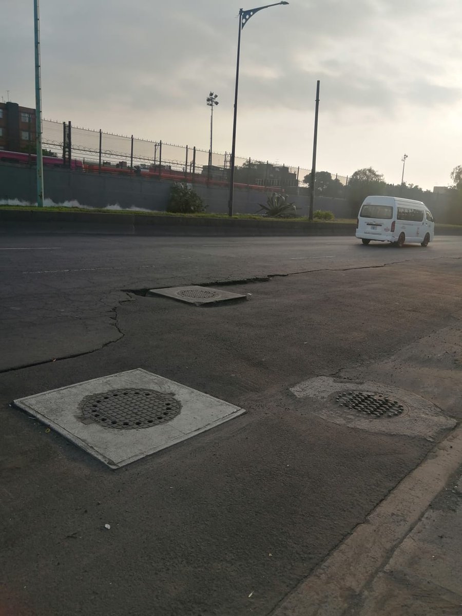 mufapila's tweet photo. @Claudiashein @IztacalcoAl @SOBSECDMX #EsClaudia @LaSEMOVI Con una escasa capacidad de hacer una obra decente, dejaron las coladeras "sumidas", los autos caen en estos baches en 5ta Cerrada de Rio Churubusco a 100 metros del balneario Olímpico. Así está hace más de 4 meses!!! https://t.co/MxOxSHat20