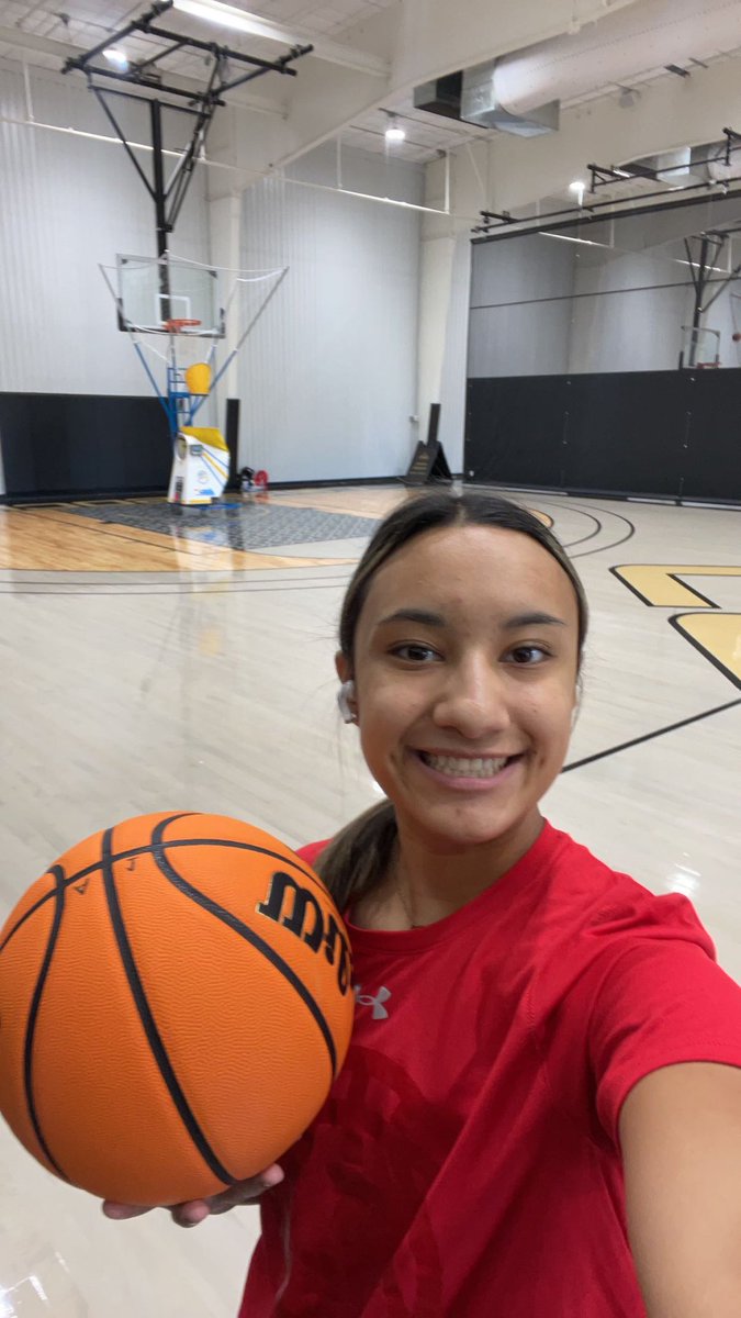 sarahibeltran22's tweet photo. Went to the gym to get lots of shots up this afternoon, going to be in the gym a whole lot this summer💪🏽💪🏽   @EYGBasketball @USAOWBB @OKWUeagles_WBB  @LETUWBB @CoachCG_OC @OCUwbball @rsuwbb https://t.co/e7JUD0uzCt