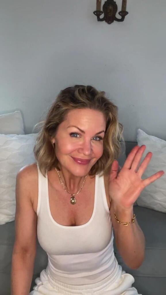 POWreddit's tweet image. Josie Davis, 50 via /r/PrettyOlderWomen #POWReddit bit.ly/3IBbarc