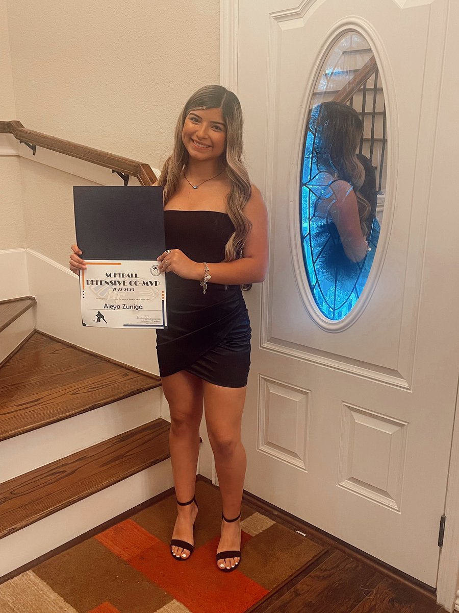 m_aleyaa's tweet photo. Sophomore season has came to an end. Very thankful to receive an Defensive MVP award and to be named First Team all District💙💛 @TxMagicRam https://t.co/FXjr6DsRqK