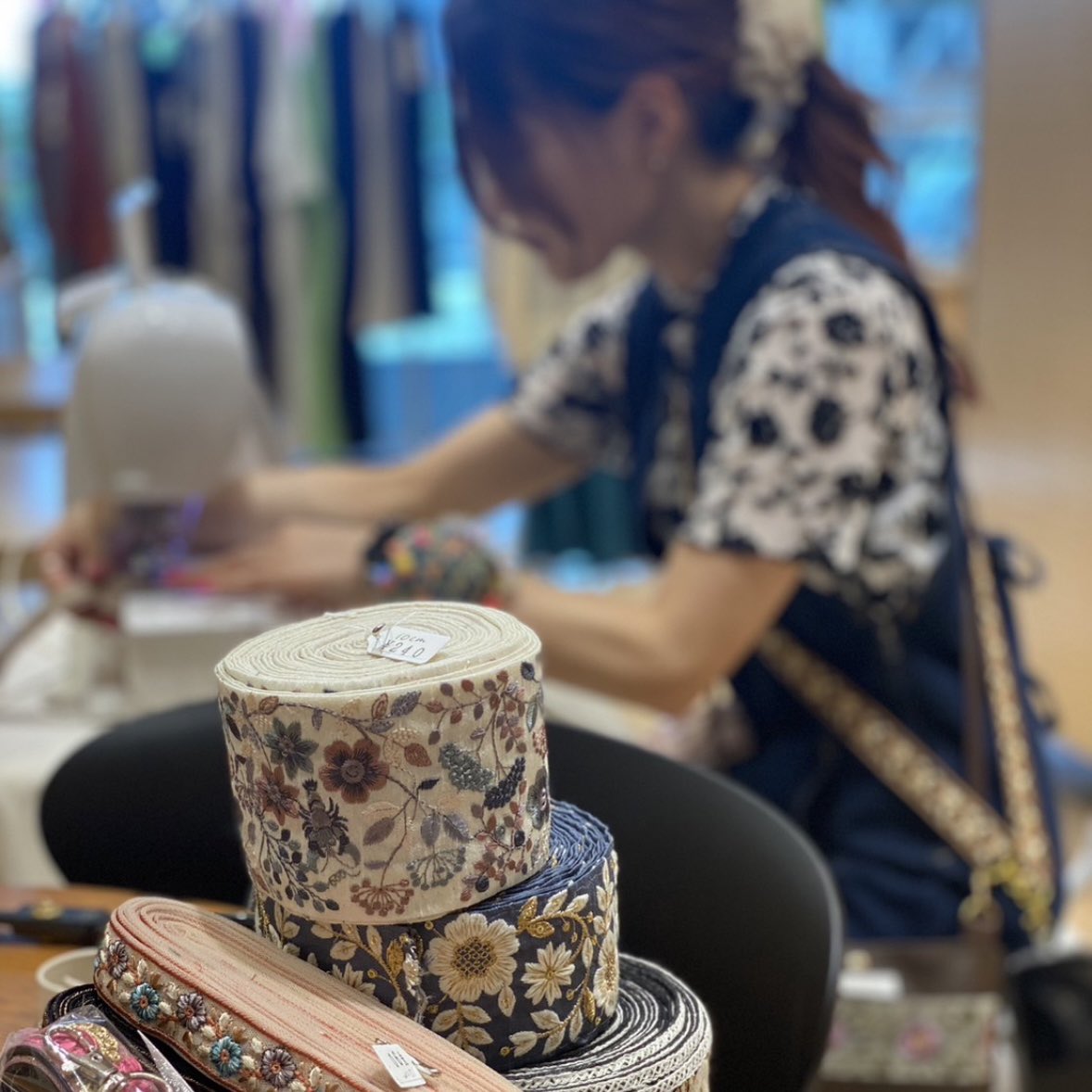 shopLily2's tweet photo. 博多マルイに出没します！
(2階 POPUPスペース ＋BUDDYさん店内)

オーラ・姓名鑑定はふらっと買い物帰りに元気になれるし、リボンストラップ店頭で好きなリボン選んでオーダーできるという私のやりたいことをギュッとまとめた最高のイベント🥹オーラ画像もプレゼント🎨
私のいる日をチェックしてね💫 https://t.co/onDgNnkwTd