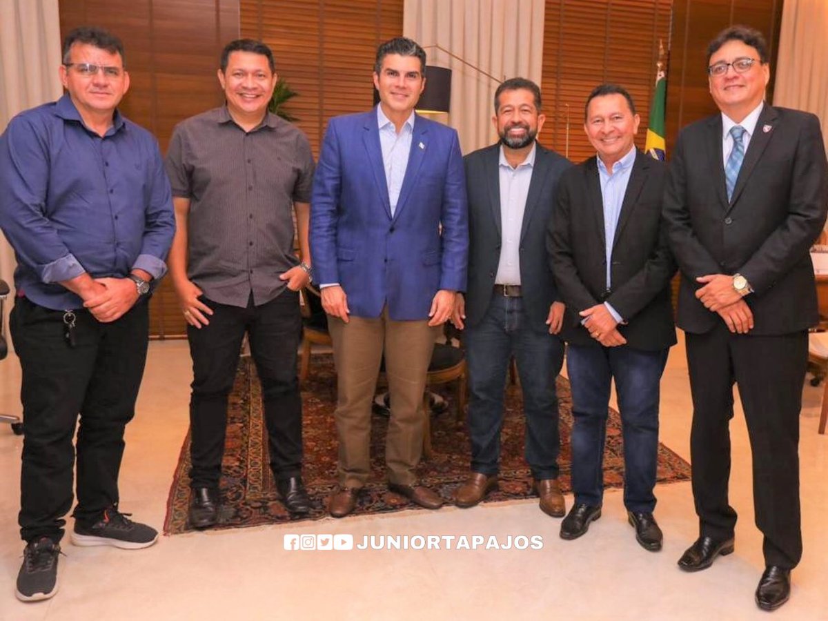 juniortapajos's tweet photo. Hoje estive reunido com o Governador Helder Barbalho junto com o presidente do Tapajós, Sandeclei Monte, representantes do São Francisco e representante da FPF, André Cavalcante, em reunião articulada pelo Deputado Federal Henderson Pinto e o Secretário de Governo José Maria Tapajós. Nossa pauta foi sobre a necessidade de conclusão do estádio Colosso do Tapajós, pois os times santarenos tem passado por grandes dificuldades sem uma arena liberada para jogos oficias. O governador se comprometeu a viabilizar uma alternativa para atender os times santarenos até que a obra do Barbalhão seja concluída.

#VereadorJuniorTapajos #MandatoPresente #TrabalhoFirme