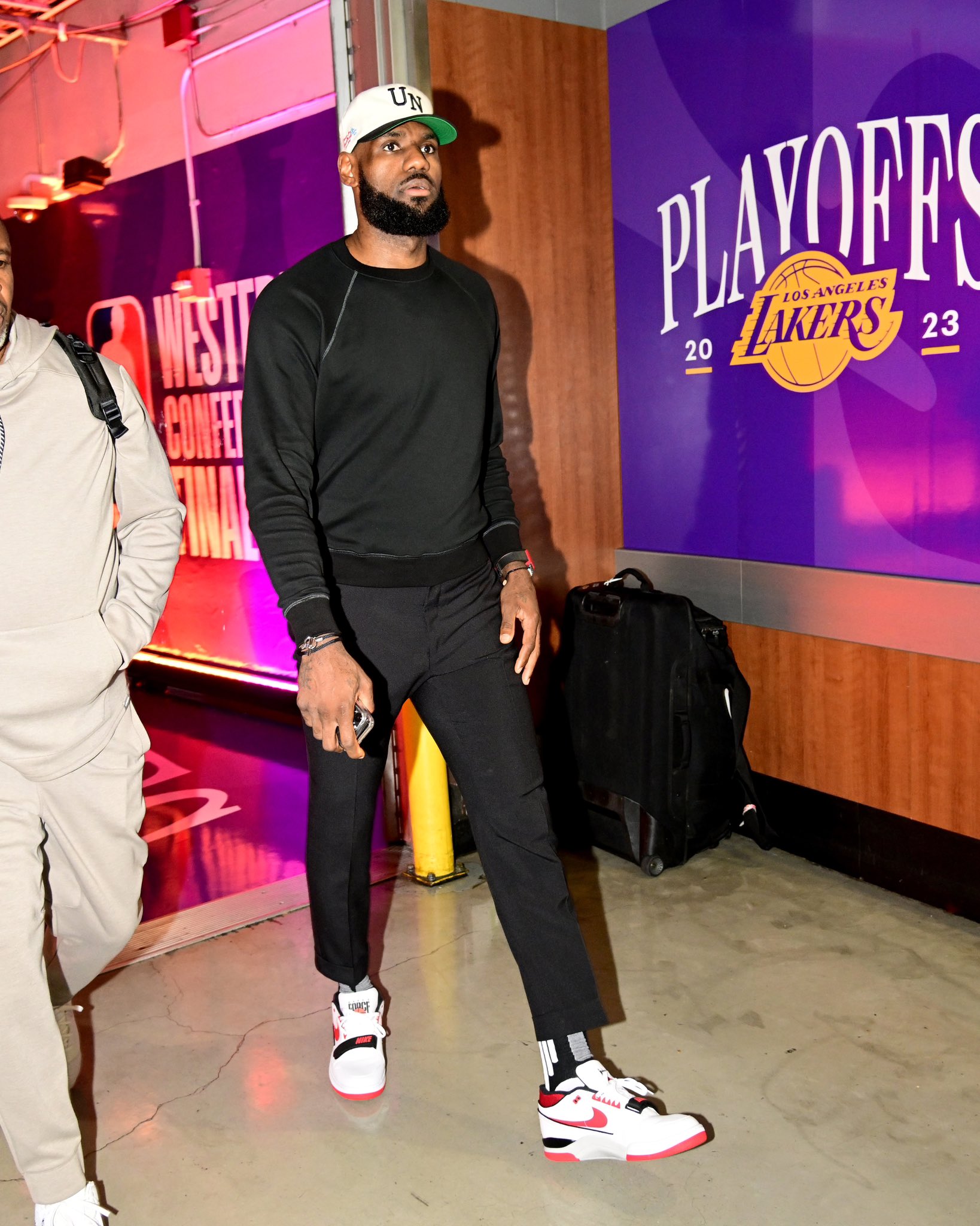 Marxisme Overvloed varkensvlees Complex Sneakers on Twitter: ".@KingJames arrives for a must-win Game 4 in  the Nike Air Alpha Force 88 retro. https://t.co/HgT2QuOCbo" / Twitter