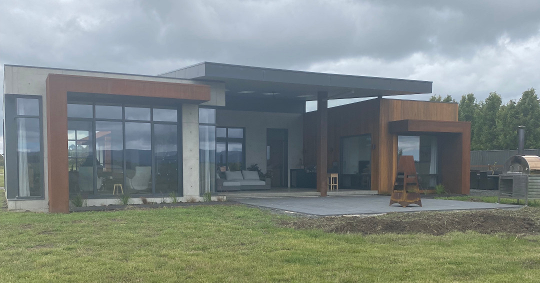 BespokeHQ's tweet photo. The alfresco of Bespoke House 5. Enclosed on three sides by the concrete clad living room, concrete clad kitchen and timber clad master bedroom suite. Photo: @bespokearchitectshq Builder: Rokewood Bay @f_schipano https://t.co/MEgg7dprpE