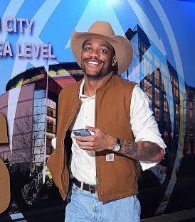 virtualmusing's tweet image. smiling through it all! can’t believe this is my life #dloading