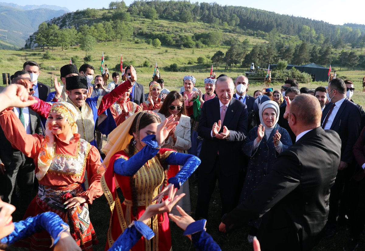 RTErdogan's tweet photo. Türkiye gibi bir vatanımız, Türkiye gibi bir yuvamız olduğu için Allah'a ne kadar şükretsek azdır.

Türkiye; Çerkes’i, Tatar’ı, Gagavuz’u, Arnavut’u, Pomak’ı, Boşnak’ı, Türkmen’i, Ahıska’sı, Özbek’i, Uygur’uyla tarih boyunca dara düşen her kardeşine eman ve esenlik yurdu oldu.   

Biz de “nerede bir vatandaşımız, soydaşımız varsa oradayız” şiarıyla Rumeli’den Kafkasya’ya hiçbir kardeşimizi boynu bükük bırakmadık.

Ortak tarih, dil, inanç ve kültür birliği içinde olduğumuz tüm ülkelerle yeniden kucaklaştık.

Türk Devletleri Teşkilatı'nı kurarak Türk Cumhuriyetleriyle bağlarımızı daha da güçlendirdik.

Can Azerbaycan’la birlikte, 30 yıllık işgalin ardından Karabağ’ı özgürlüğüne biz kavuşturduk.

TİKA’mız ve Vakıflar Genel Müdürlüğümüzle ecdat yadigârı eserleri ayağa kaldırdık, şehitliklerimizi yeniden ihya ettik.

YTB, Yunus Emre Enstitüsü, Maarif Vakfımızla dilimize, tarihimize, medeniyet değerlerimize sahip çıktık.

Türk Hava Yollarımız, Anadolu Ajansımız, TRT’mizle beşerî ve ticari bağlarımızı perçinledik.

Kızılay’ımız, AFAD’ımız, sivil toplum kuruluşlarımızla zor günlerinde kardeşlerimizin imdadına koştuk.

Bosna-Hersek’te sel felaketi, Arnavutluk’ta deprem yaşandığında kardeşlerimizin yanında ilk biz olduk.

21 yıldır kesintisiz sürdürdüğümüz bu çalışmalarımız neticesinde, yüzyıllık hasretin ardından Evlad-ı Fatihan’ın kalbini yeniden fethettik.

İnşallah 28 Mayıs’tan sonra da merhum Aliya’nın emanetine sahip çıkmaya devam edeceğiz.