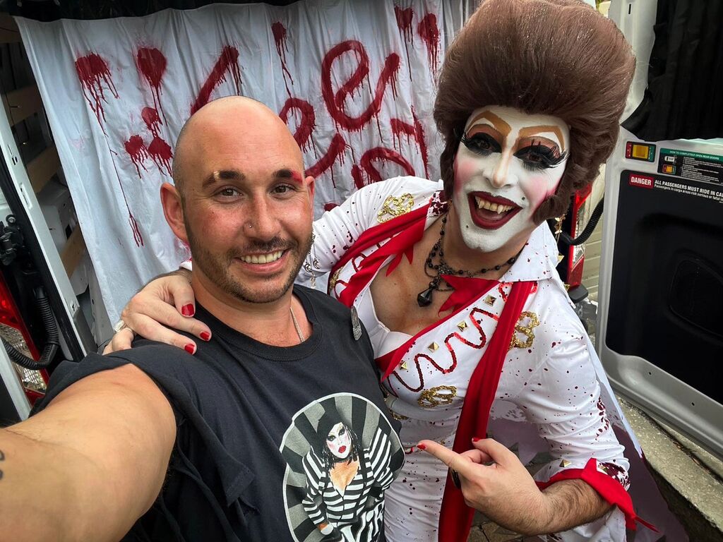 FringyMimeQueen's tweet photo. Help me give a round of applause 👏 to this great guy. Thank you @dannythemedium for all your support. You are one hell of a driver at #PeeVirasSCAREavanSingAlong #LoveVamp. 🎤🎶 💄🦇🧛

Silently Yours,
#PeeVira #TheFringyMimeQueen 
.
.
.
.
.
.
#drag #… https://t.co/R4J2ig5pmW https://t.co/idvzLe7dUF