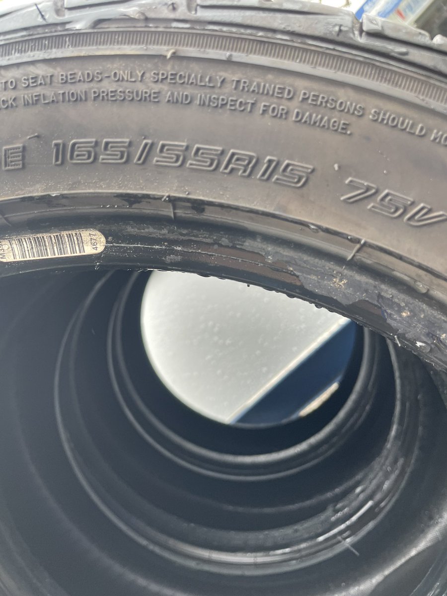 【大人気ワンコインタイヤ🛞】

軽自動車必見🫣
FALKEN  ZE914
165/55R15  4本セット‼️
2021年製造のヒビなし🤣

お問い合わせは深谷店まで
☎️0485787630

送料は頂きますが郵送も可能です。
#ワンコインタイヤ #500円