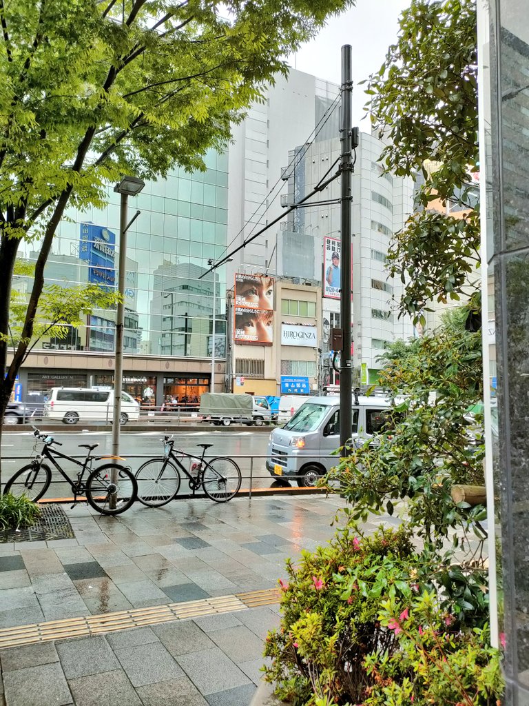 yzhirova's tweet photo. 今朝のあべふか〜懐かしい阿部くんアクスタを添えて💚💜
生憎のお天気ですが、今日もいてくれました✨
はー阿部くんかっこいい😍
#EYE06 #阿部亮平
#EYE02 #深澤辰哉
#挑め自分らしさに https://t.co/UWk5VPJv2X