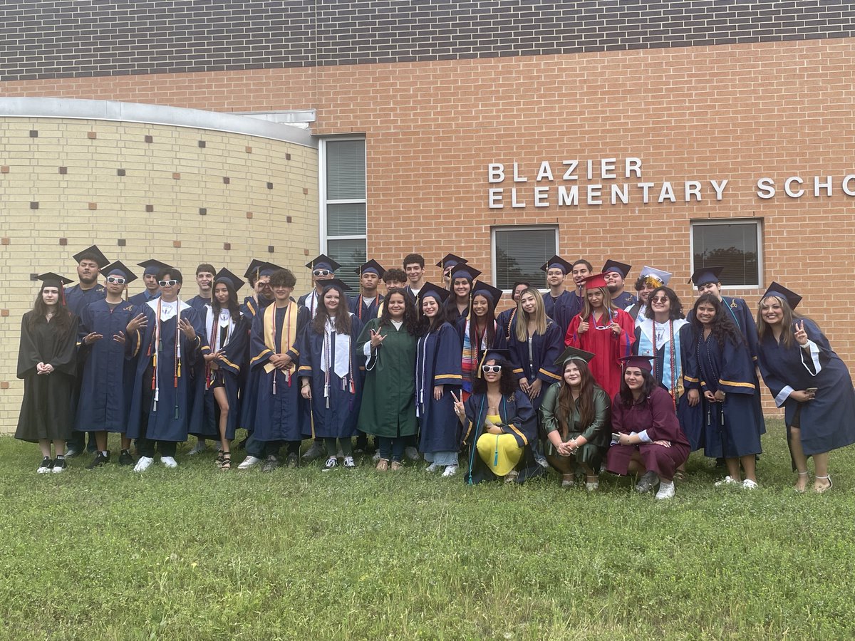 Akins ECHS class of 2023 visited Blazier Elementary School
***
La clase de 2023 de Akins ECHS visitó la escuela primaria Blazier