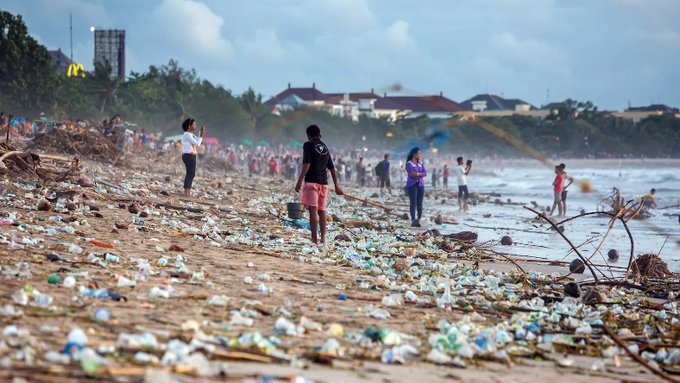 The more plastic we produce 

the more fossil fuels we need

the more we intensify the climate crisis.

Eliminating plastic pollution along its entire lifecycle is an opportunity for #climateaction.

Explore more: ow.ly/7CC250LFjiU#Be…