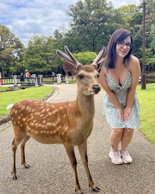 Just me and my bestie 🦌 https://t.co/EkZi7aq798