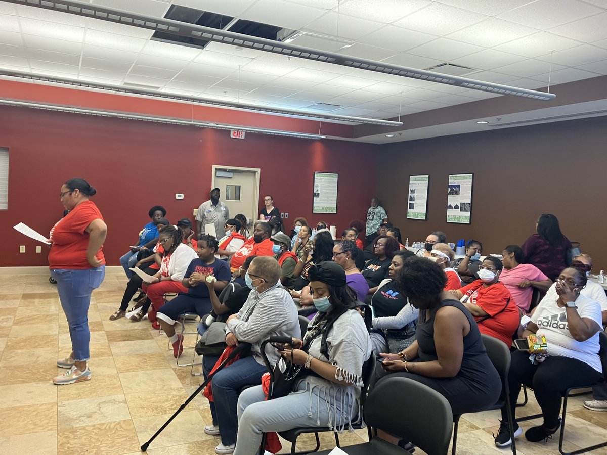 LouTenantsUnion's tweet image. Liberty Green residents take over meeting with @TCBCommunities and issue the following demands:
1.  Prevailing Wage Standards for Maintenance Staff
2.  Comprehensive mold testing in every building
3.  Resident hiring committee
4.  Electronic system to track work orders