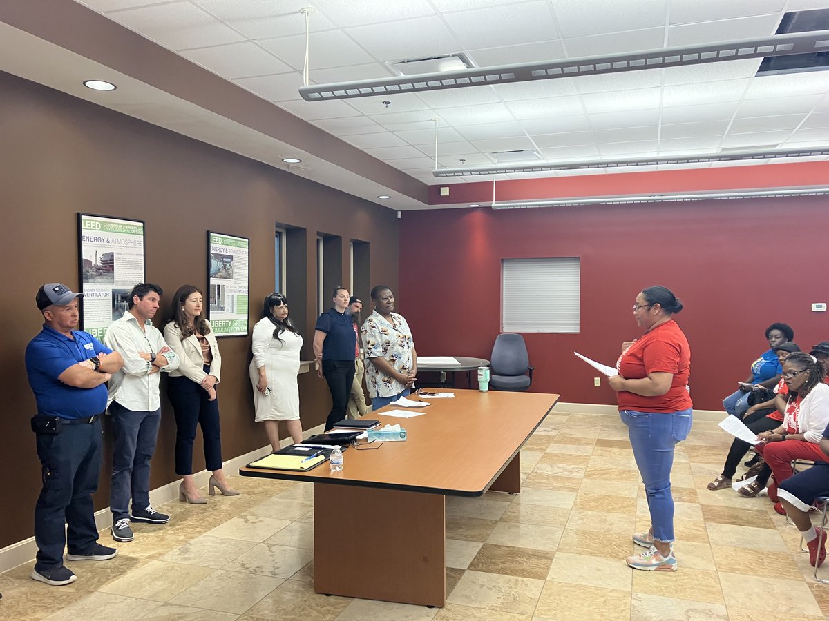 LouTenantsUnion's tweet image. Liberty Green residents take over meeting with @TCBCommunities and issue the following demands:
1.  Prevailing Wage Standards for Maintenance Staff
2.  Comprehensive mold testing in every building
3.  Resident hiring committee
4.  Electronic system to track work orders
