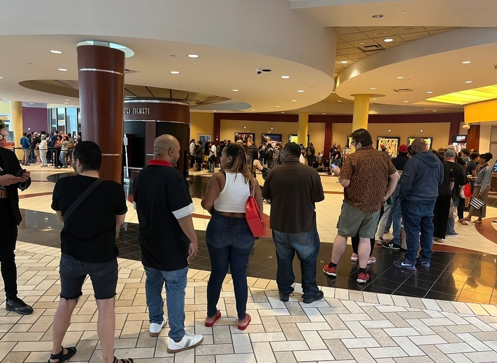 MovieUpdatesNow's tweet photo. The line for The Flash Screening 😳 https://t.co/8Hgbv6NfTZ