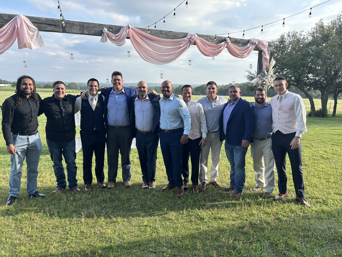 Once a JACKET Always a JACKET! So excited for <a href="/CoachRCollins/">Coach Reed Collins</a> and his wife  Chanda! Great memories and new adventures await! We BELIEVE in family at HPU! 

#StingEm #YoJackets #JacketFamily