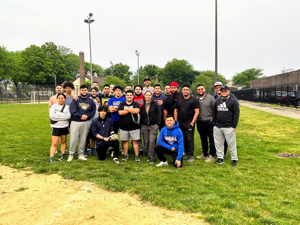 CoachWetmorePCP's tweet photo. In 3 weeks, my time at Pritzker will have reached its end. 

I love teaching, but the chance to coach baseball got me interested in it. Somehow already it’s been 10 years teaching &amp; also coaching my first love. 

On Friday we gathered together one final time on the diamond. (1/4) https://t.co/UwTpuxAjCX