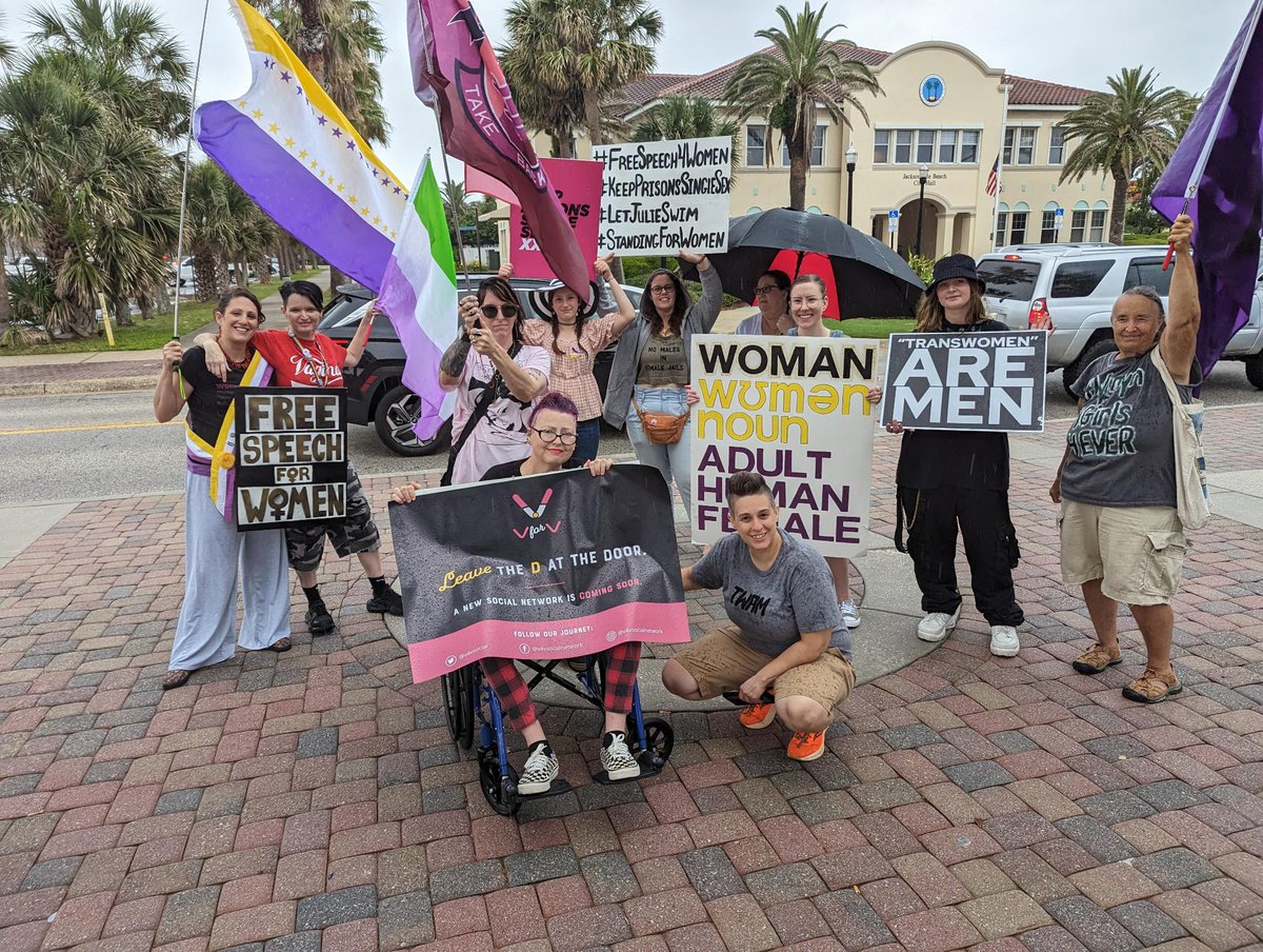 Our FL #FreeSpeech4Women #womenspeakfl #freespeech4womenFL was 🔥🔥🔥! Love these women!💖✊🏽♀️

#LesbiansRepresent #MothersRepresent #Women #Girls #womensrightsarehumanrights 

2live streems:

youtube.com/live/FRSmeHc4X…

youtube.com/live/36or9JcrI…