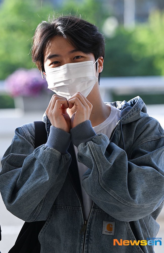 jinho_lang_0417's tweet image. 230523 출국 기자 사진 #진호