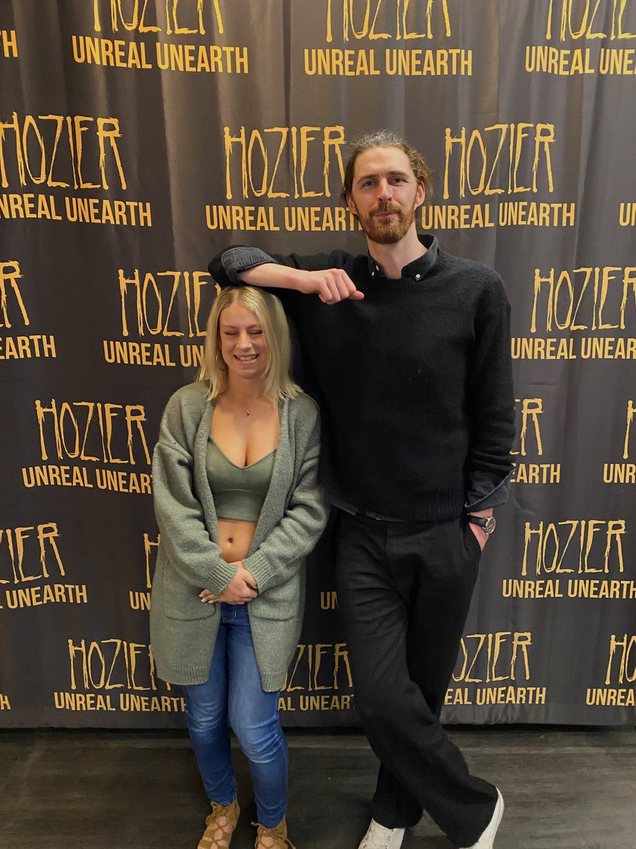 i_am_sky_bound's tweet image. Thanks for taking the time to meet everyone today, and thank you for doing this pose even when you thought it was odd 😂
{@Hozier}