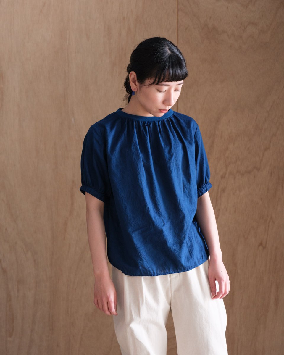 hatsutoki's tweet photo. 大人気のtwill ティーブラウスに本藍染が入荷しました。
hatsutokiを代表する定番のツイル素材は夏でも心地よい超軽量素材。軽やかでドレープの美しい織物でありながら、Tシャツのようにさらっと着ていただけるリラックス感のある日常着です。
https://t.co/QFrOMdduYZ

#hatsutoki https://t.co/GzVrDnoXhy