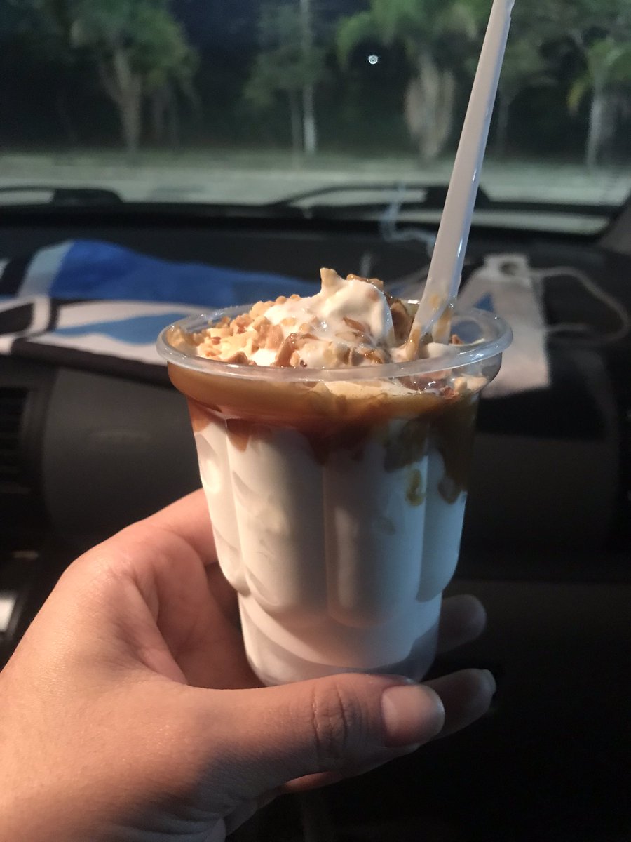 Ontem fiquei mais de meia hora na fila do drive-thru do <a href="/McDonalds_BR/">Méqui</a> para me darem um sundae desse jeito 🫤 só desabafando porque me senti roubada 🤡🤡