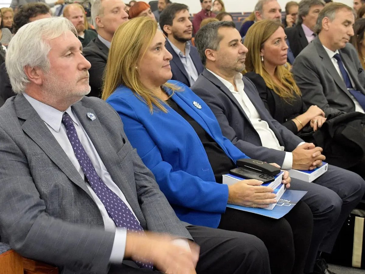 👉Estuvieron presentes el rector de la Universidad, Diego Molea; el presidente de la Unión de Magistrados y Funcionarios del Poder Judicial Bonaerense; la presidenta del Colegio de Abogados departamental; autoridades de la Facultad y del Poder Judicial; profesores y estudiantes.