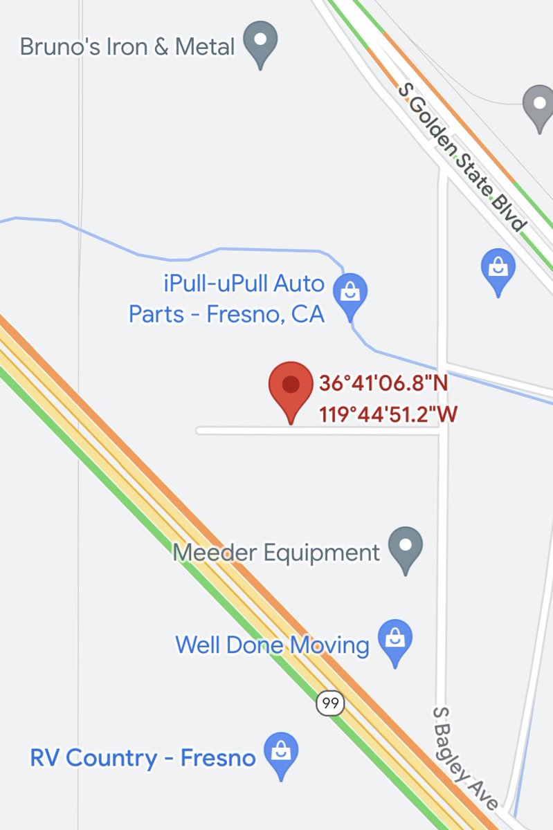 #MuscatIncident Firefighters are battling a fire involving multiple vehicles located on the 2200 block of E Muscat. Please avoid the area while emergency personnel are working to contain the fire. @FresnoFire assisting