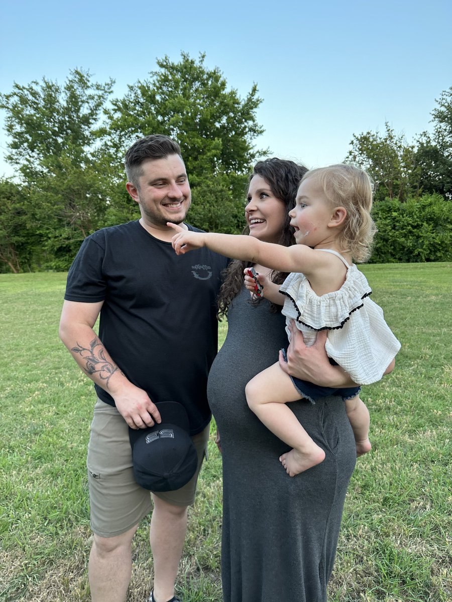EvanShanks's tweet photo. Last picture as a family of 3! https://t.co/0elgFbwqjQ
