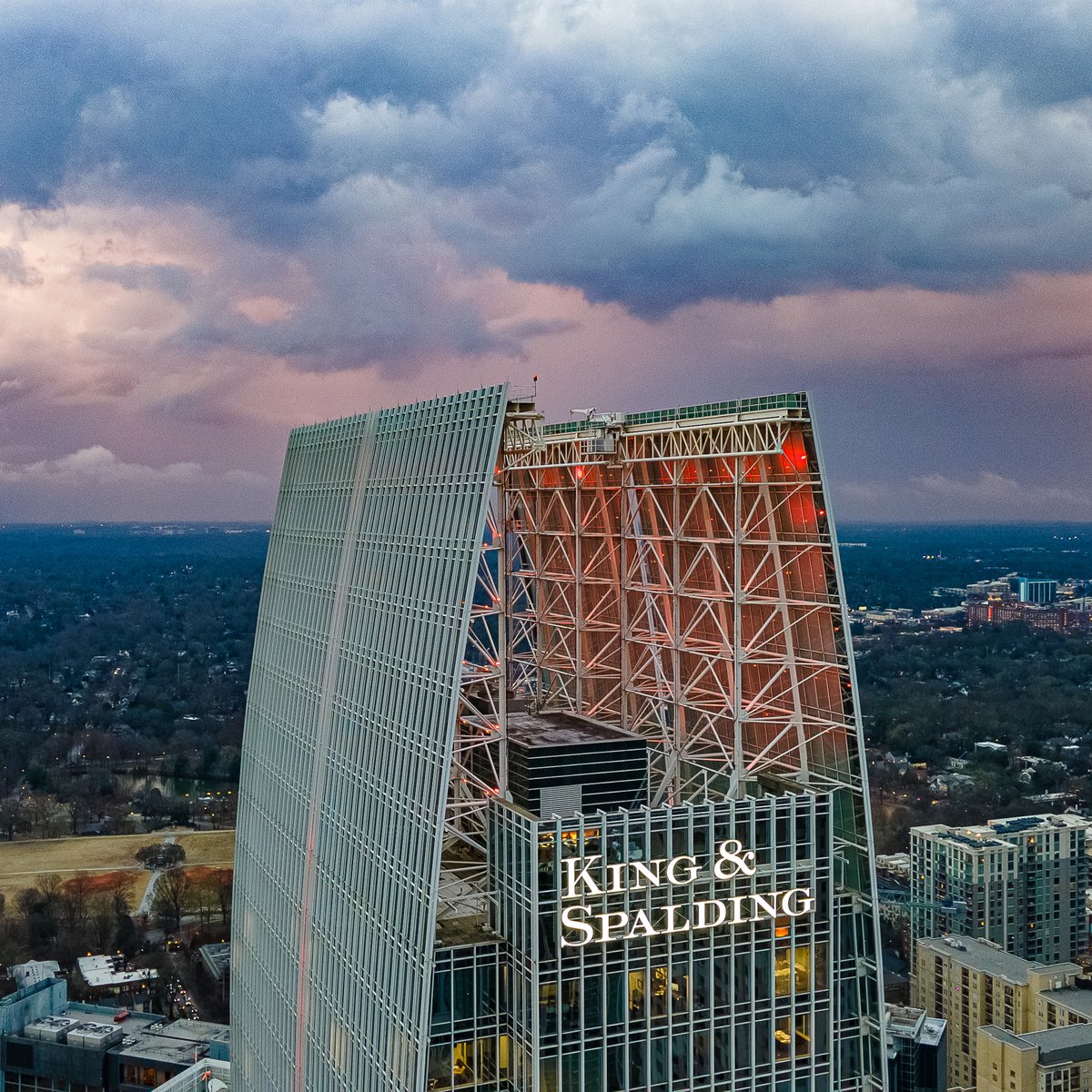 Another King and Spalding to start your week off! Clouds have been going crazy this week never know what they're going to bring our way.
.
.
.
.
.
#clouds #storm #stormclouds #drone #wanderdrone
wanderdrone.com