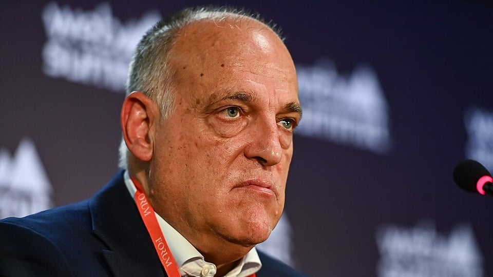 LeoJoseReporter's tweet photo. 🇪🇸 | AGORA OS PONTOS SE LIGAM:

Presidente da LaLiga, Javier Tebas Medrano era integrante do Fuerza Nueva — partido rotulado como fascista e herdeiro do franquismo que existiu entre 1976 e 1982.

E TEM MAIS motivos pra ele atacar frequentemente Vinicius Junior.

Fiz a thread +++ https://t.co/tOnrSk4lRQ