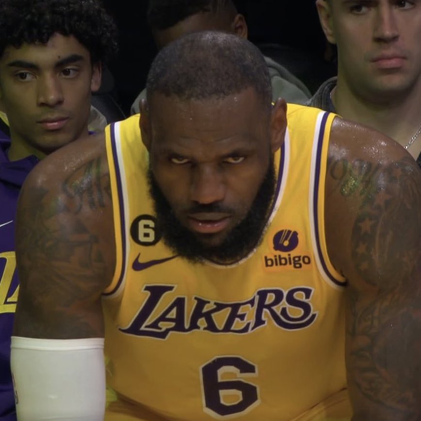 BronMuse (@bronmuse) on Twitter photo LEBRON JAMES IN THE 1ST QUARTER:
21 PTS
1 REB 
1 AST
7-9 FG
4-4 3PT
3-3 FT
+/- +7
Lakers up by 6 points. LEBRON JAMES IN THE 1ST QUARTER:
21 PTS
1 REB 
1 AST
7-9 FG
4-4 3PT
3-3 FT
+/- +7
Lakers up by 6 points.