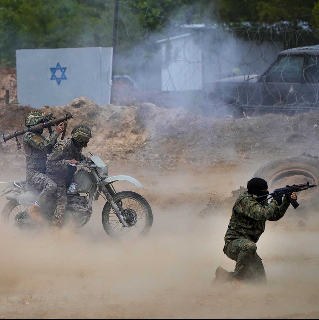 🇱🇧"🇮🇱" O Hezbollah realizou treinamentos militares para comemorar o Dia da Libertação, quando expulsou as tropas israelenses do sul do Líbano no ano 2000. Os exercícios ocorreram próximo à fronteira sul com "Israel". Foram simulados ataques a alvos israelenses