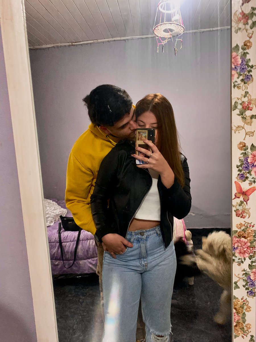 A veces no logro entender cómo fue que te convertiste en esa personita con la cual quiero compartir el resto de mis días, esa personita que deja todo por seguir aquí.
Te amo galletita💘