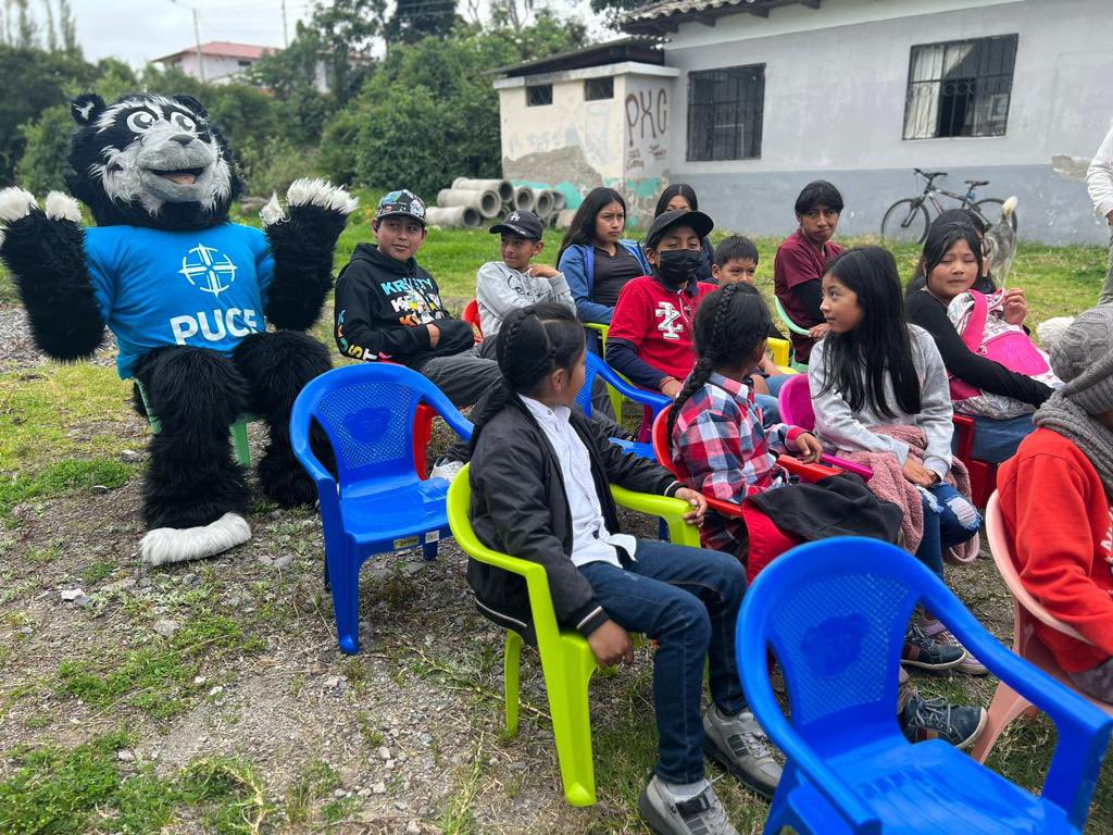 albertina_navas's tweet photo. Dos niños nos dijeron: preferimos venir a ver la ciencia que ir al fútbol. 👁️ no me parece mal que jueguen fútbol, pero me alegra que amplíen sus opciones. ¡Vale la pena! #PUCESteam #CienciaSobreRuedas ¡Gracias #KISTH por compartir con nosotros esta aventura y enseñarnos tanto! https://t.co/nTiLTybzvR