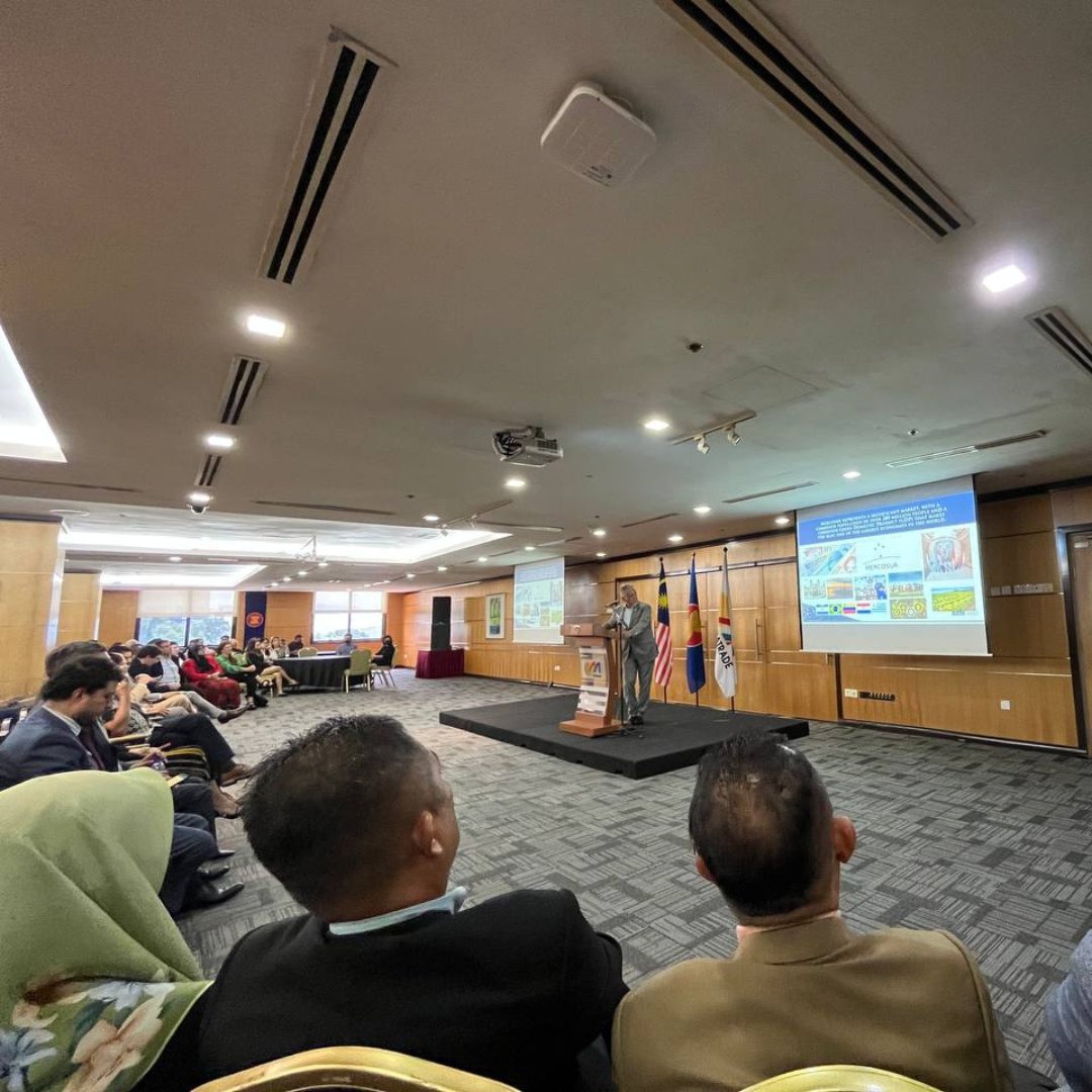 UKMHoldings's tweet image. Terima kasih Ketua Pegawai Eksekutif #MATRADE, YBhg. Datuk Mohd Mustafa Abdul Aziz atas jemputan ke ‘Business Forum and B2B Networking MERCOSUR-ASEAN Chamber of Commerce (MACC) Trade Mission to Malaysia’ yang diberikan kepada UKM Holdings.

#ukmholdings #ukm #universitiwatankita