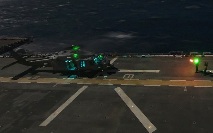 harold93197535's tweet image. #HeloOps 🚁   ABH3 Class Peyton Galbraith directs an MH-60S Sea Hawk helicopter from the “Dragon Whales” of Helicopter Sea Combat Squadron (HSC) 28 aboard the amphibious assault ship #USSWasp.   📷: MC2 Jonathan M. Wideman