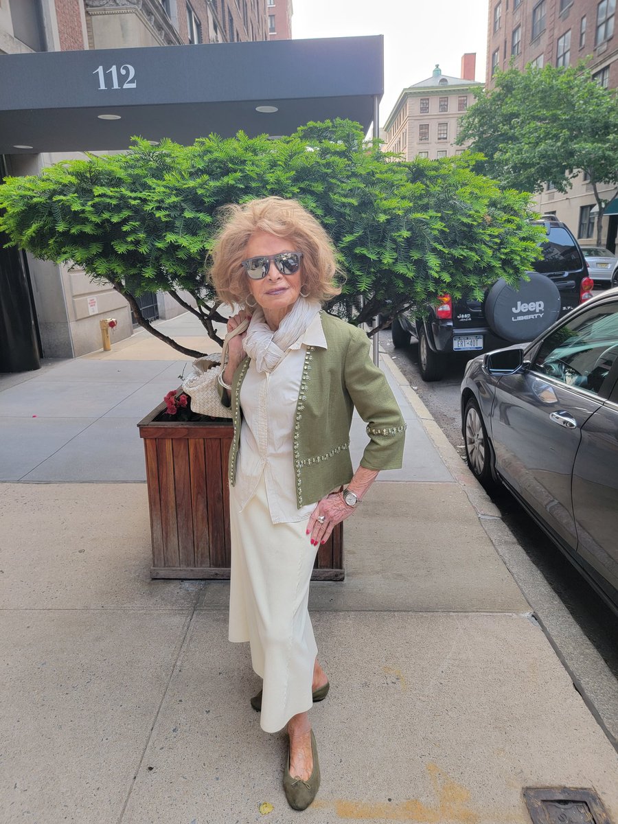 GLC227's tweet photo. Congratulations to Arianna today!😎Next time a deal falls apart, I am going to say that the client "dipped out" of the deal 🤣 Let's see if we can make "dip out" happen🤔 #vanderpump #scandaval  #teamAriana #bravotv https://t.co/W76KjTRVNL