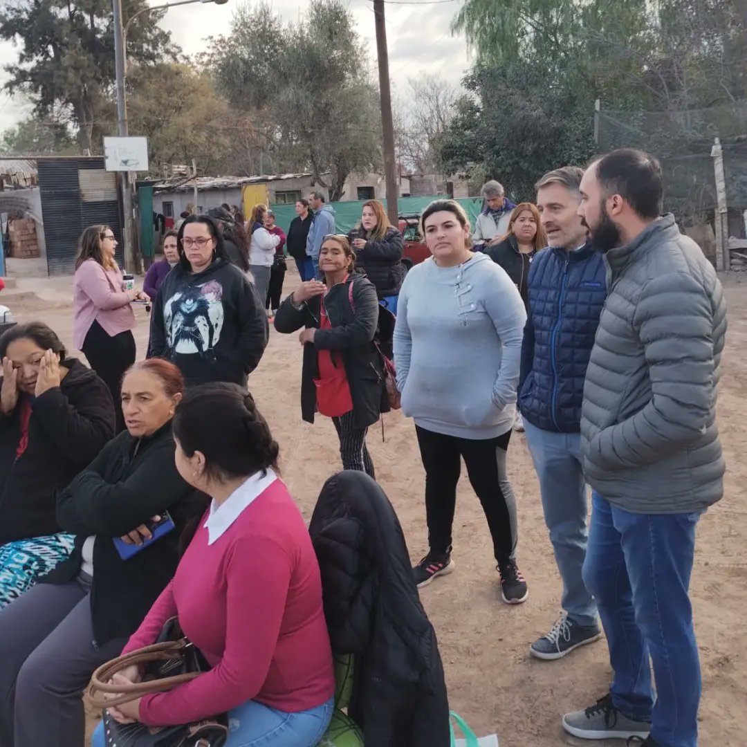 BetoAguilera17's tweet photo. Nos reunimos con vecinxs de #drummond junto a @ParisiOmar  @lucasilardo @scalcopaloma @BrunoCeschin @IulianoMarian @MarisaGarnica para avanzar en proyectos, como la inseguridad, la vivienda, la infraestructura sanitaria que han sido abandonados por el oficialismo.
#Elegi https://t.co/e1b2Tncfvx