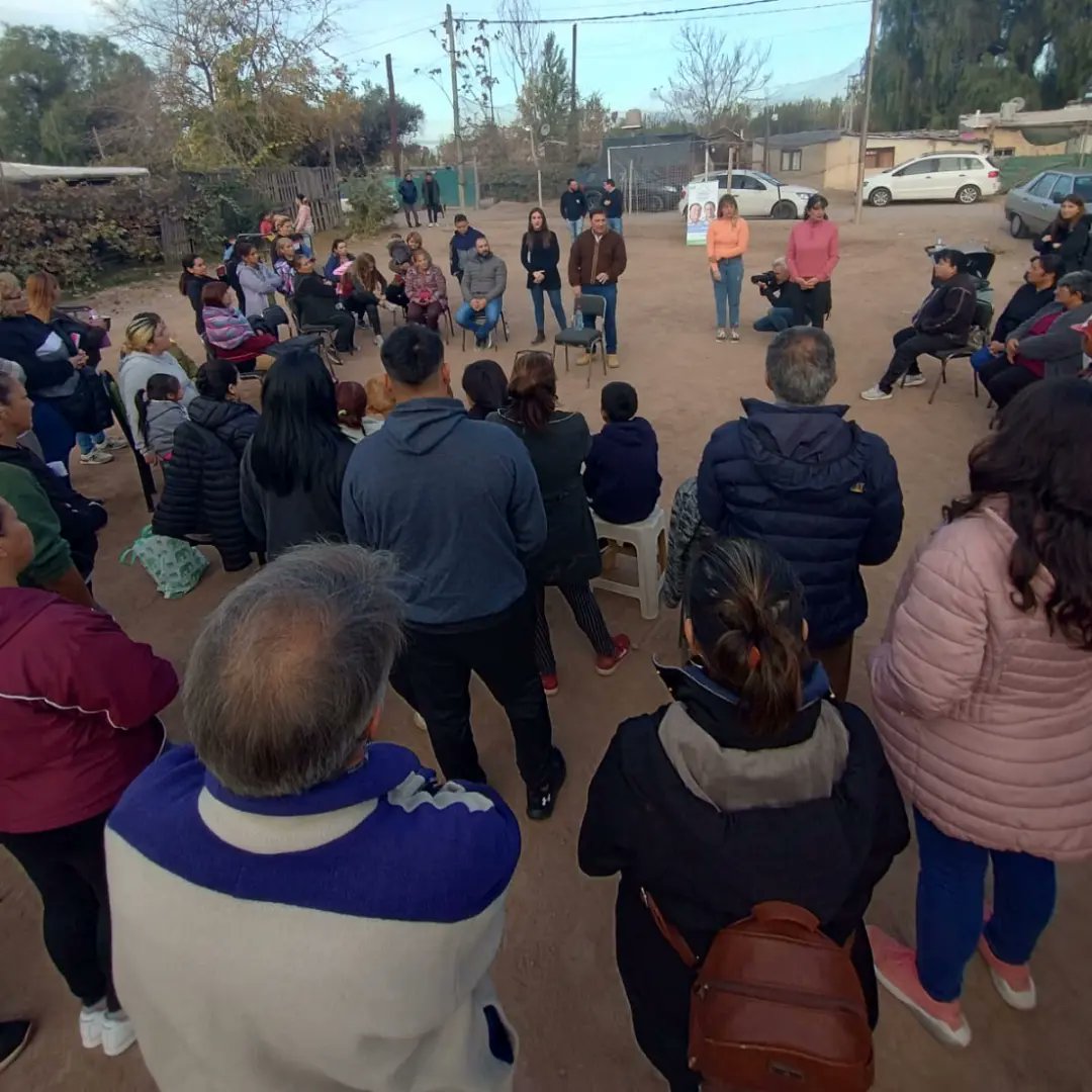 BetoAguilera17's tweet photo. Nos reunimos con vecinxs de #drummond junto a @ParisiOmar  @lucasilardo @scalcopaloma @BrunoCeschin @IulianoMarian @MarisaGarnica para avanzar en proyectos, como la inseguridad, la vivienda, la infraestructura sanitaria que han sido abandonados por el oficialismo.
#Elegi https://t.co/e1b2Tncfvx