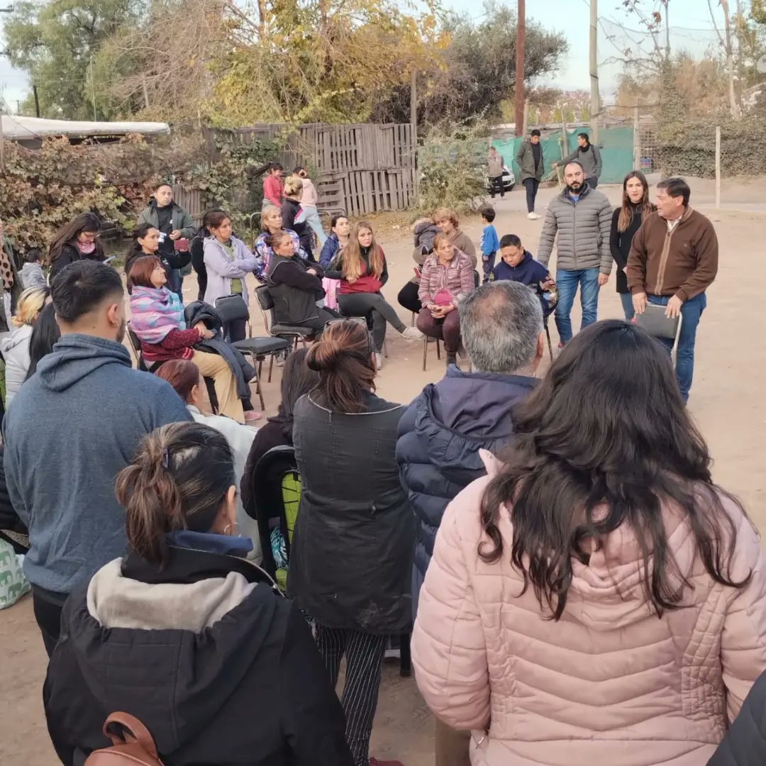 BetoAguilera17's tweet photo. Nos reunimos con vecinxs de #drummond junto a @ParisiOmar  @lucasilardo @scalcopaloma @BrunoCeschin @IulianoMarian @MarisaGarnica para avanzar en proyectos, como la inseguridad, la vivienda, la infraestructura sanitaria que han sido abandonados por el oficialismo.
#Elegi https://t.co/e1b2Tncfvx